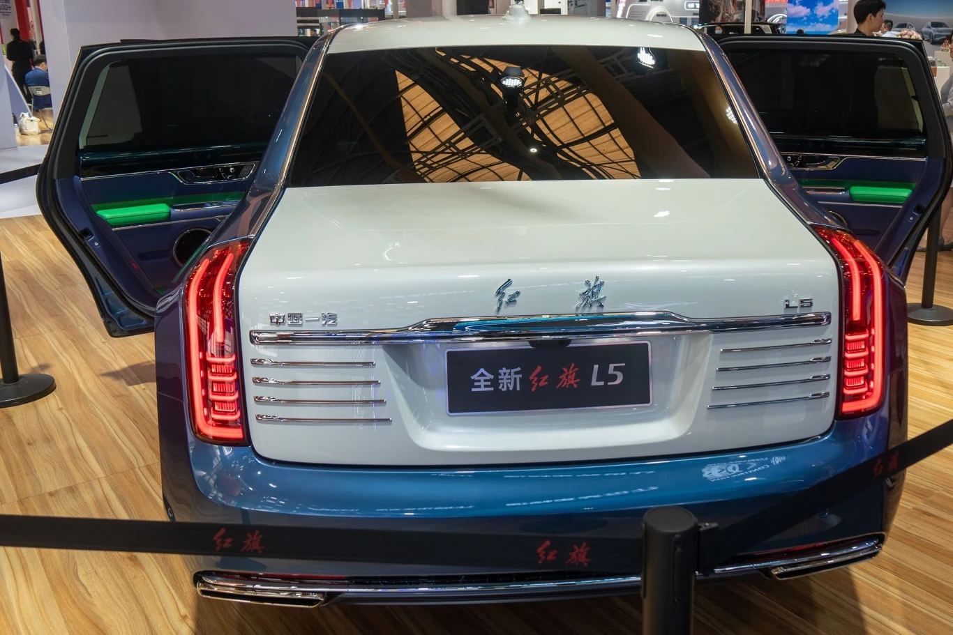 Hongqi L5 wyposażone jest w czterolitrowy silnik V8 generujący 387 KM i 530 Nm. Hongqi L5 wyposażone jest w czterolitrowy silnik V8 generujący 387 KM i 530 Nm.