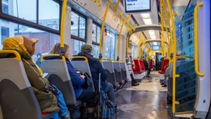 Czy można jeść w tramwaju i autobusie miejskim? Prawo mówi jasno 