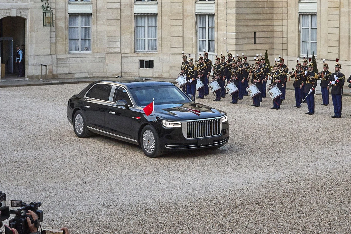 Chińscy politycy korzystają również z innej limuzyny marki Hongqi - H9. Chińscy politycy korzystają również z innej limuzyny marki Hongqi - H9.