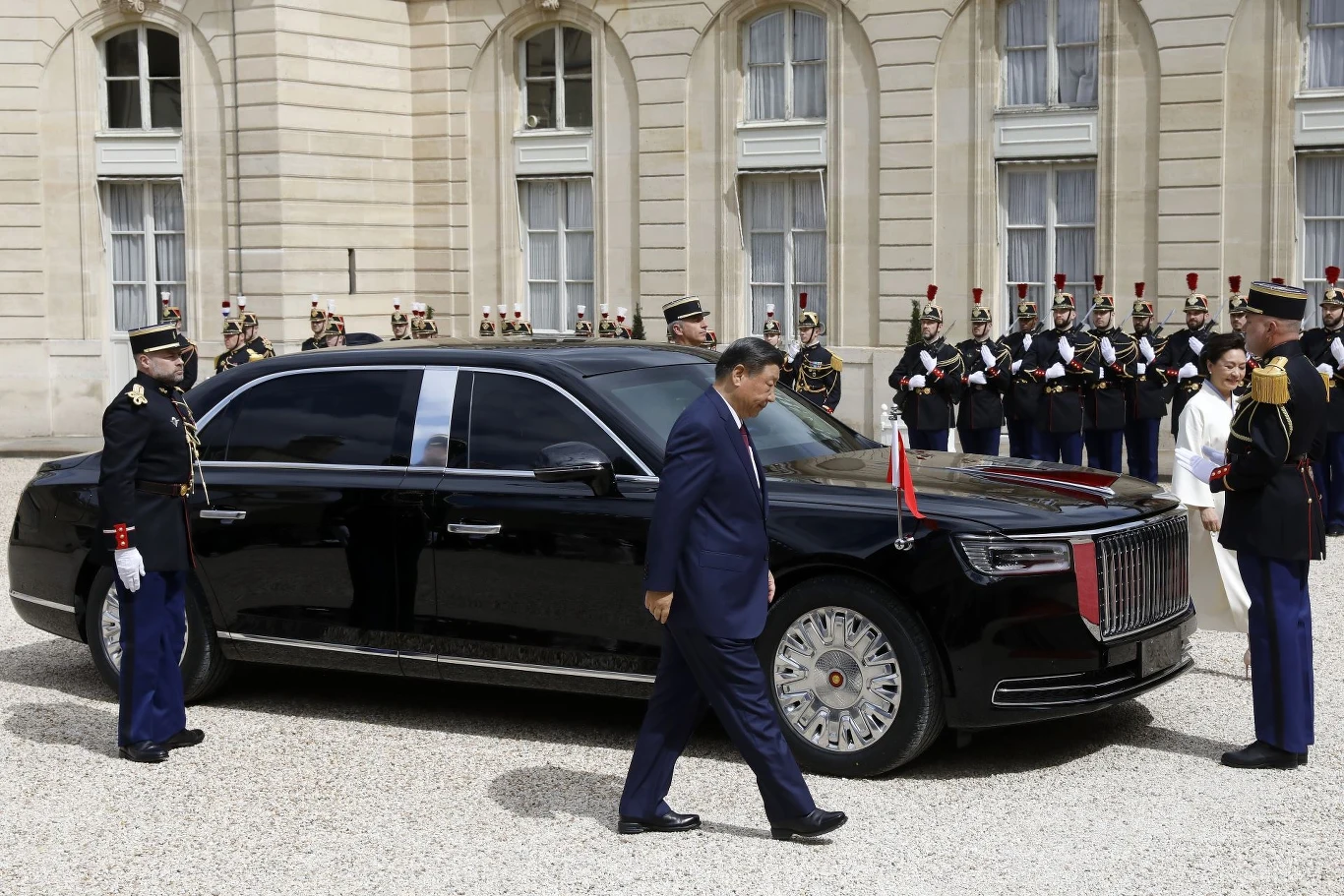 Hongqi H9 poruszał się w czasie swojej ostatniej wizyty w Europie przywódca Chin, Xi Jingping. Hongqi H9 poruszał się w czasie swojej ostatniej wizyty w Europie przywódca Chin, Xi Jingping.