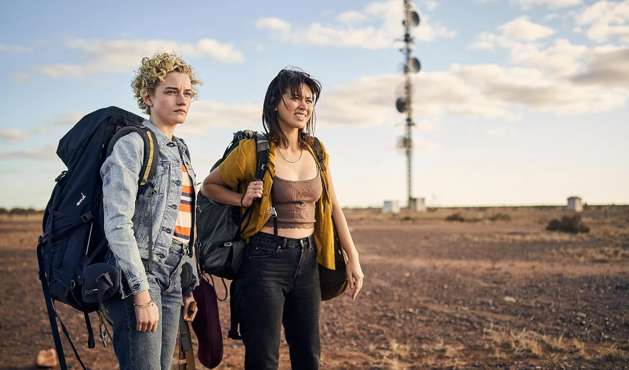 Julia Garner i Jessica Henwick w filmie "The Royal Hotel" Julia Garner i Jessica Henwick w filmie "The Royal Hotel"