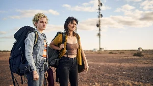 Dwie dziewczyny, wyzywające spojrzenia i seksistowskie żarty