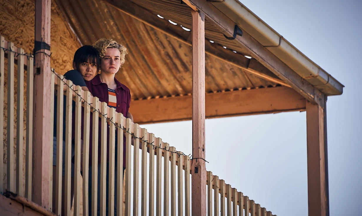 Julia Garner i Jessica Henwick w filmie "The Royal Hotel" Julia Garner i Jessica Henwick w filmie "The Royal Hotel"