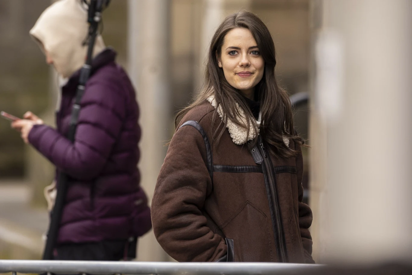 Meg Bellamy na planie "The Crown" Meg Bellamy na planie "The Crown"