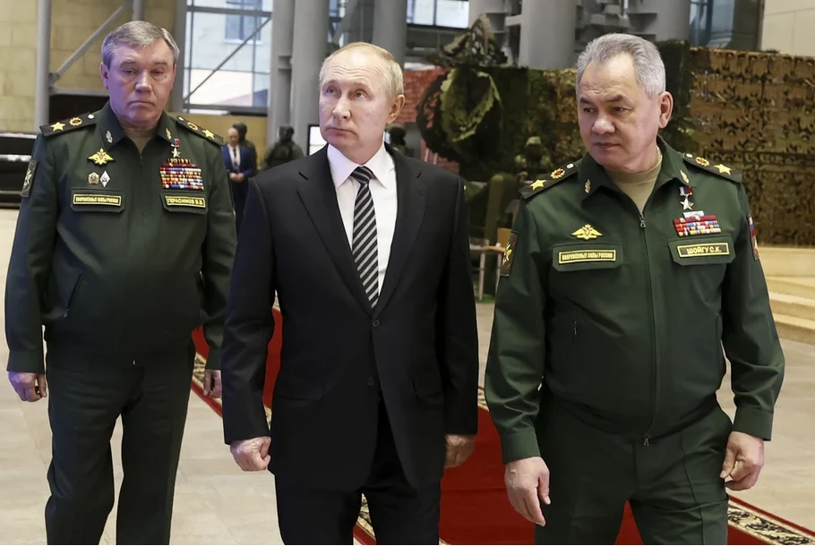 Od lewej: Walerij Gierasimow, Władimir Putin oraz Siergiej Szojgu Od lewej: Walerij Gierasimow, Władimir Putin oraz Siergiej Szojgu