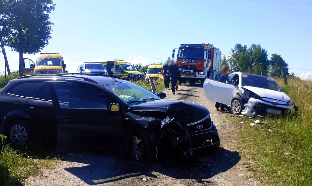 Zdjęcie ze zdarzenia drogowego na Mazurach, jeden z samochodów prowadził 8-krotny rajdowy mistrz świata Sebastien Ogier Zdjęcie ze zdarzenia drogowego na Mazurach, jeden z samochodów prowadził 8-krotny rajdowy mistrz świata Sebastien Ogier