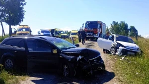 Zdjęcie ze zdarzenia drogowego na Mazurach, jeden z samochodów prowadził 8-krotny rajdowy mistrz świata Sebastien Ogier