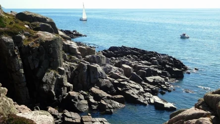 Bornholm to urokliwa, duńska wyspa, położona w południowo-zachodniej części Morza Bałtyckiego. Dlaczego warto ją odwiedzić? 