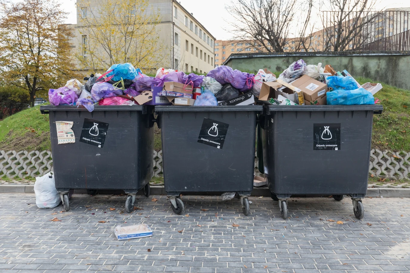 Zużyte ręczniki papierowe należy wyrzucić do czarnego pojemnika na odpady zmieszane