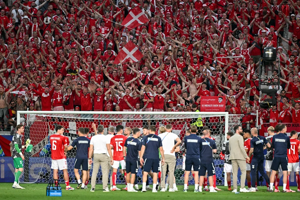 Piłkarze reprezentacja Danii przed swoimi kibicami Piłkarze reprezentacja Danii przed swoimi kibicami