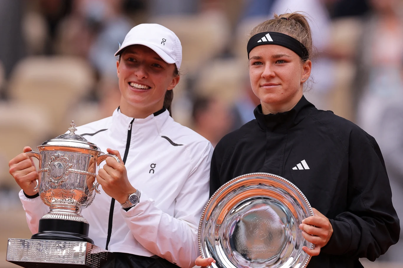 Iga Świątek i Karolina Muchova podczas ceremonii po finale Roland Garros 2023