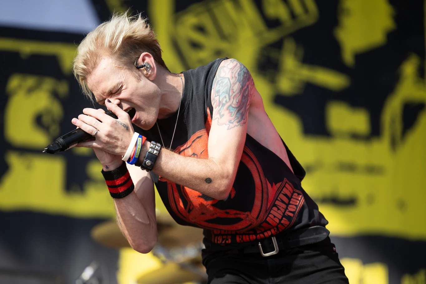 Deryck Whibley stoi na czele grupy Sum 41 Deryck Whibley stoi na czele grupy Sum 41