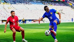 Przemysław Frankowski, Kylian Mbappe