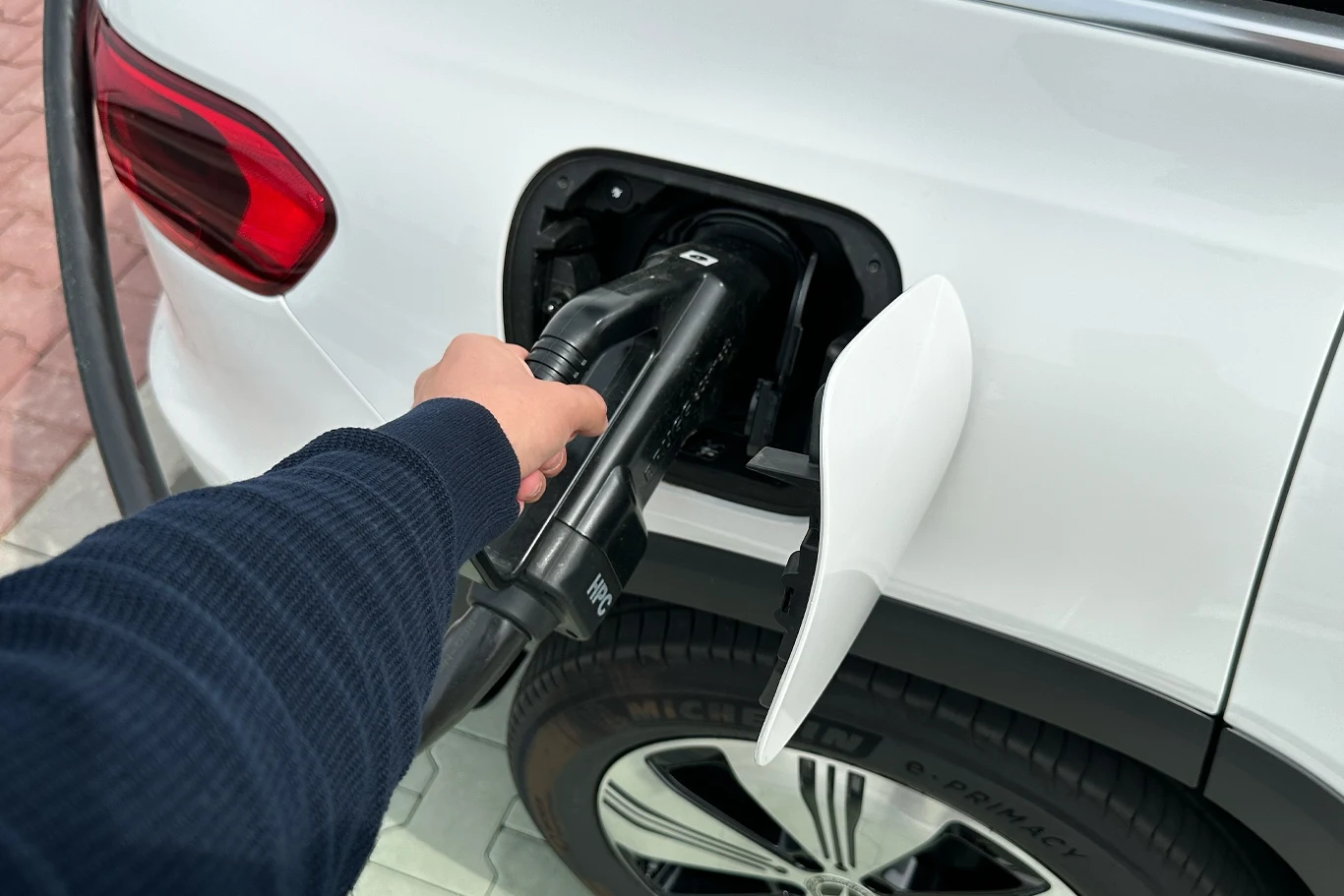 Mercedes EQB 250+ ładuje się z maksymalną mocą 100 kW