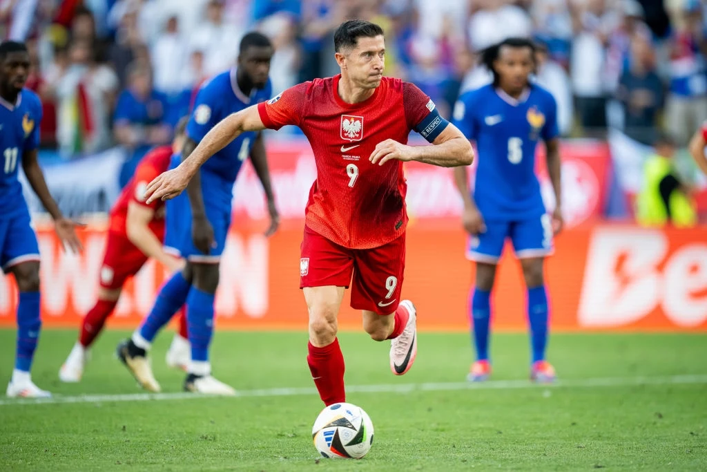 Robert Lewandowski wykorzystał powtórzony rzut karny Robert Lewandowski wykorzystał powtórzony rzut karny