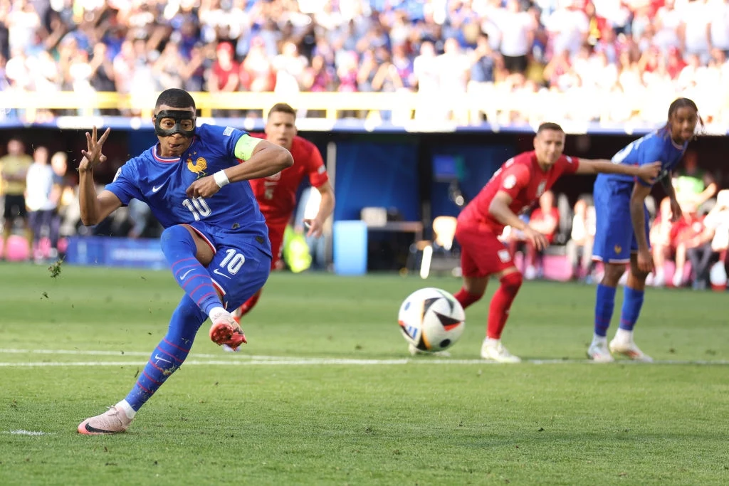 Kylian Mbappe otworzył wynik meczu z karnego Kylian Mbappe otworzył wynik meczu z karnego