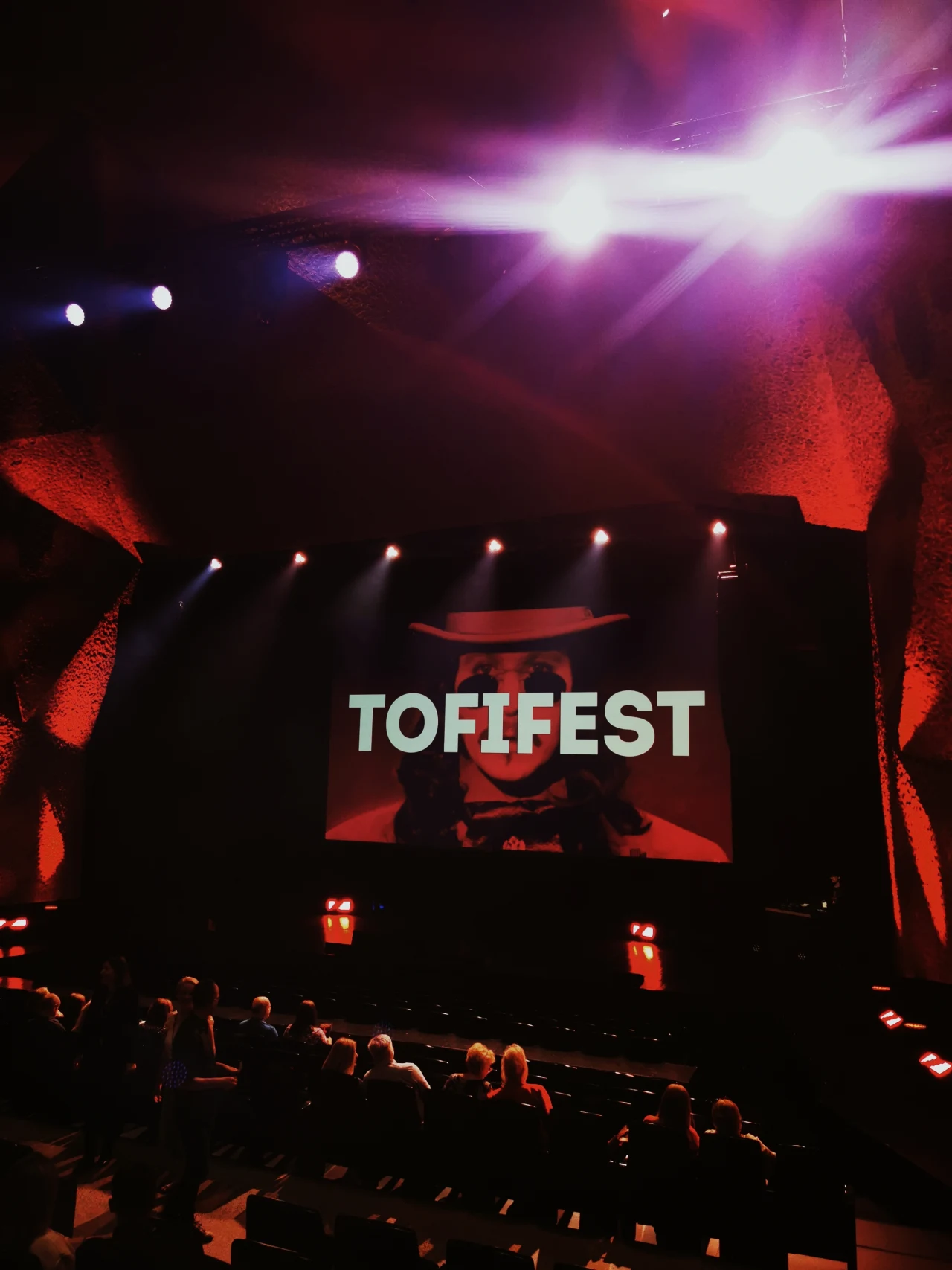 Oczekiwanie na galę w CKK Jordanki