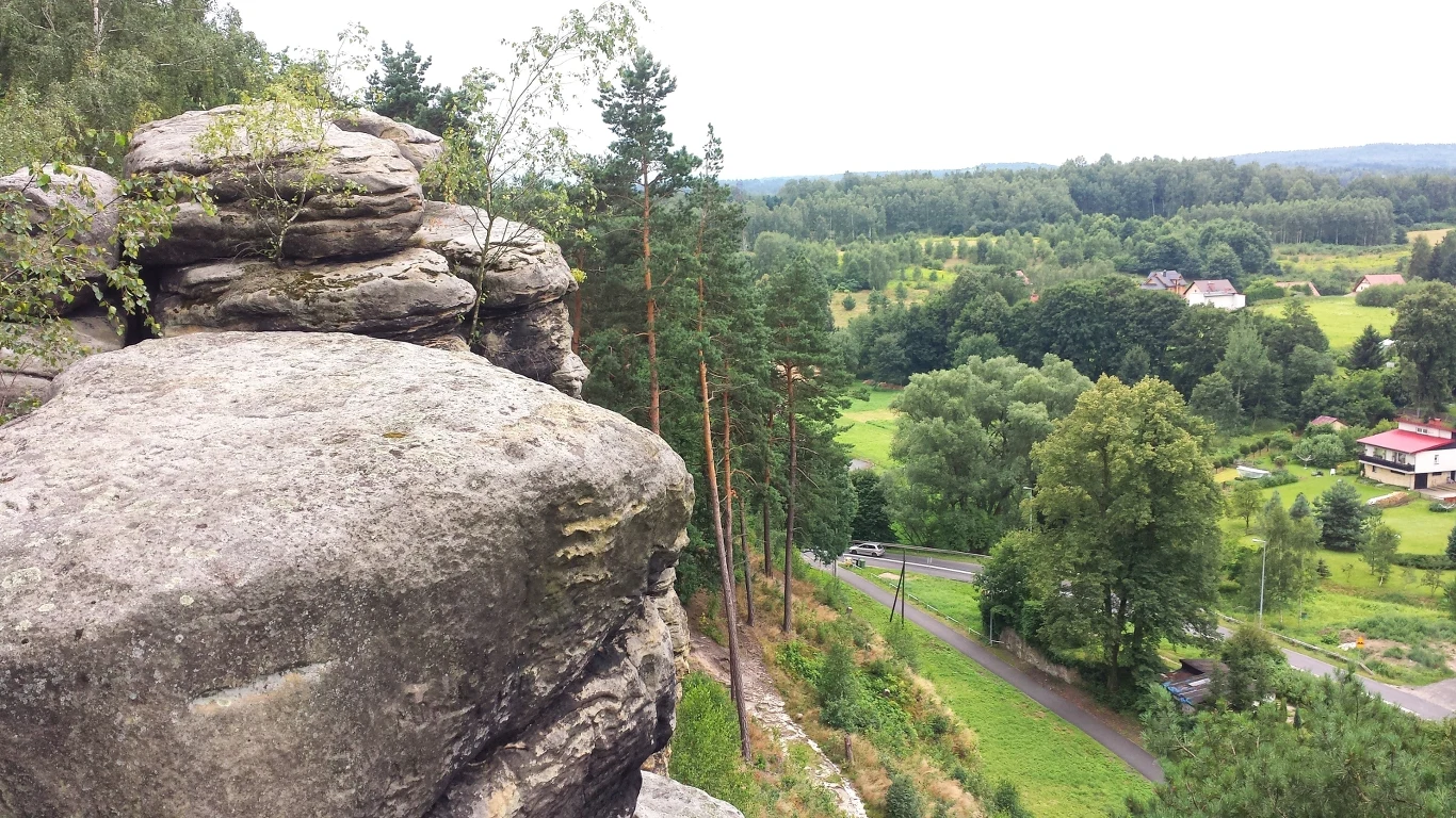 Lwóweckie Skały to doskonałe miejsce na rodzinną wycieczkę. Lwóweckie Skały to doskonałe miejsce na rodzinną wycieczkę.
