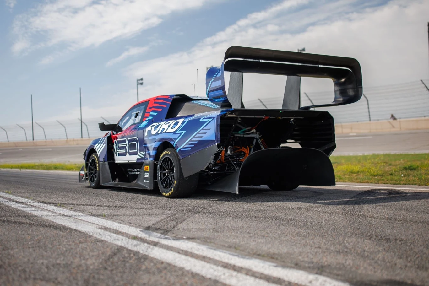 Ford F-150 Lightning SuperTruck przy prędkości 241 km/h generuje siłę docisku o wartości ponad 2,7 tony. Ford F-150 Lightning SuperTruck przy prędkości 241 km/h generuje siłę docisku o wartości ponad 2,7 tony.