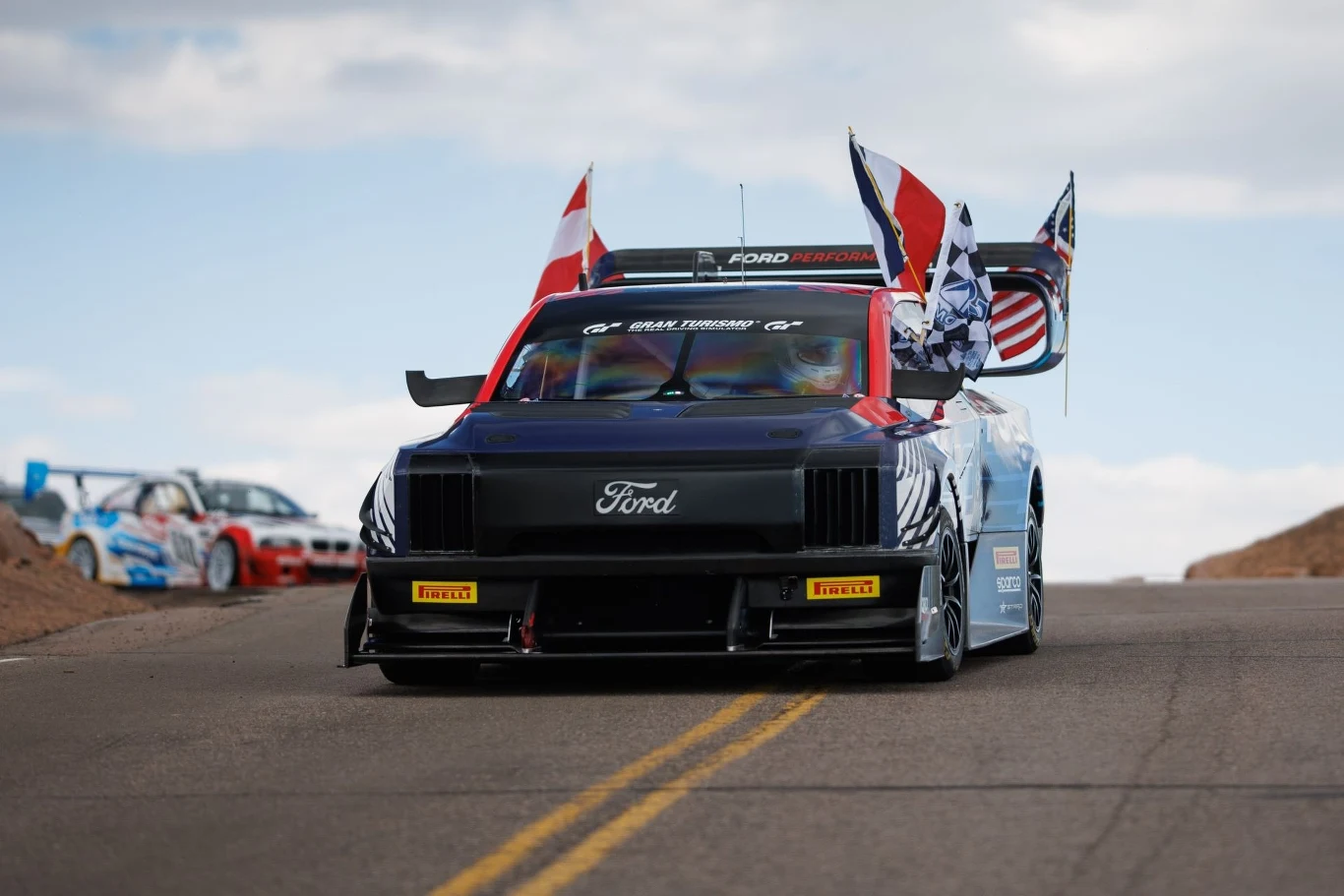 Choć kierowca Forda F-150 Lightning SuperTruck musiał zatrzymać się na 26 sekund, ostatecznie i tak osiągnął najlepszy czas i wygrał. Choć kierowca Forda F-150 Lightning SuperTruck musiał zatrzymać się na 26 sekund, ostatecznie i tak osiągnął najlepszy czas i wygrał.