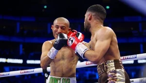 Moises Calleros (z lewej) przyjmuje cios na głowę w walce z Galalem Yafaiem