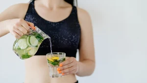 Wodę z tym dodatkiem pij na diecie i w upały. Efekty dla całego ciała
