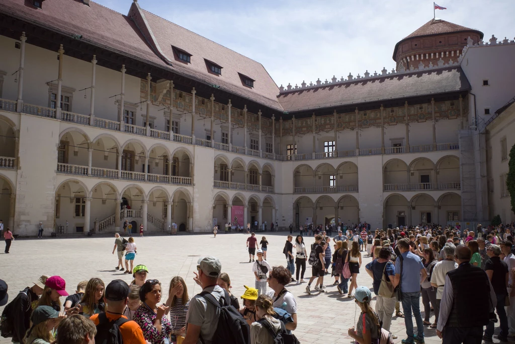 Wawel jest tłumnie odwiedzany przez turystów