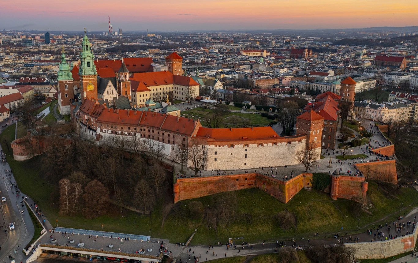 W stolicy Małopolski zarabia się więcej? Ekspert wyjaśnia Wawel