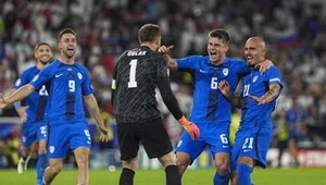 Reprezentanci Słowenii cieszący się z historycznego awansu do fazy pucharowej Euro 2024
