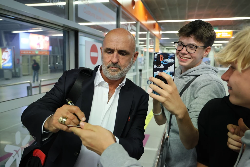 Michał Probierz na lotnisku w Warszawie Michał Probierz na lotnisku w Warszawie