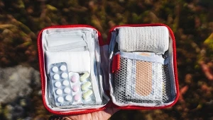Wakacyjna apteczka może uratować urlop. Tych rzeczy lepiej nie zostawiać na ostatnią chwilę
