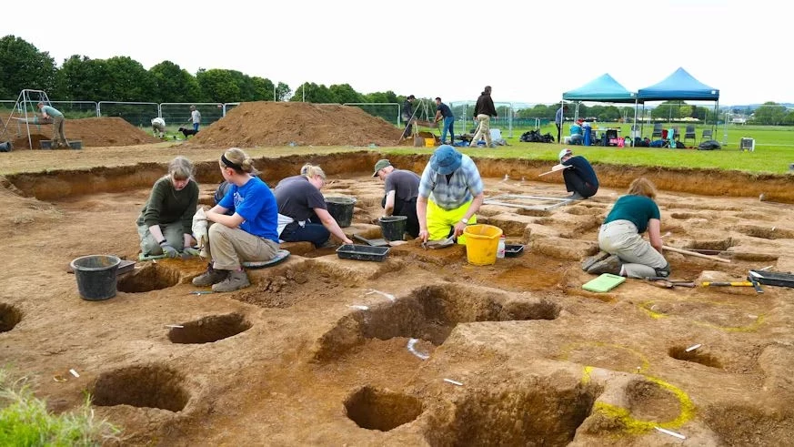 Na miejscu pracują archeolodzy i wielu ochotników zafascynowanych odkryciem