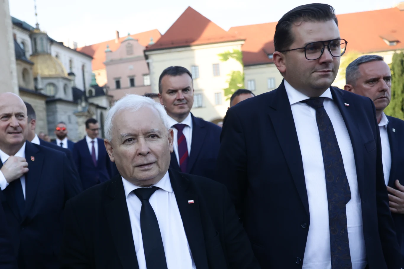 Jarosław Kaczyński twardo obstaje przy kandydaturze Łukasza Kmity (na zdj. po prawej) na marszałka w Małopolsce Jarosław Kaczyński twardo obstaje przy kandydaturze Łukasza Kmity (na zdj. po prawej) na marszałka w Małopolsce