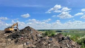 Afera śmieciowa pod Poznaniem. Stosy odpadów zakopywali na lotnisku