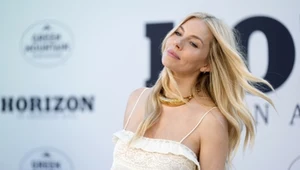 Suknia boho i zaskakujące buty. Sienna Miller znów skradła show 