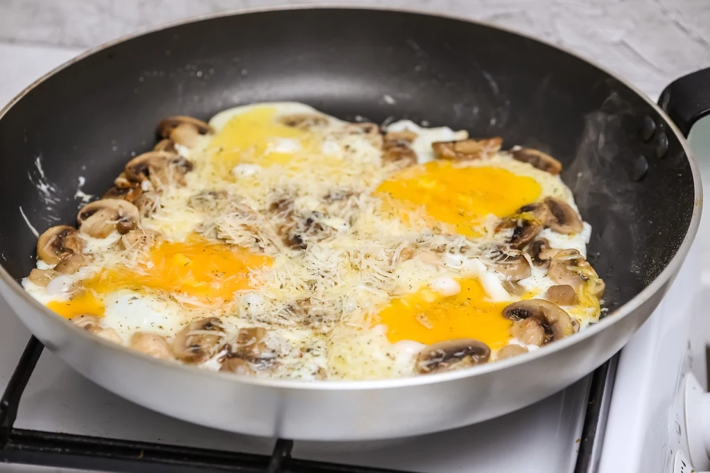 Jak zrobić dobrą jajecznicę na kurkach? Zwróć uwagę na te szczegóły