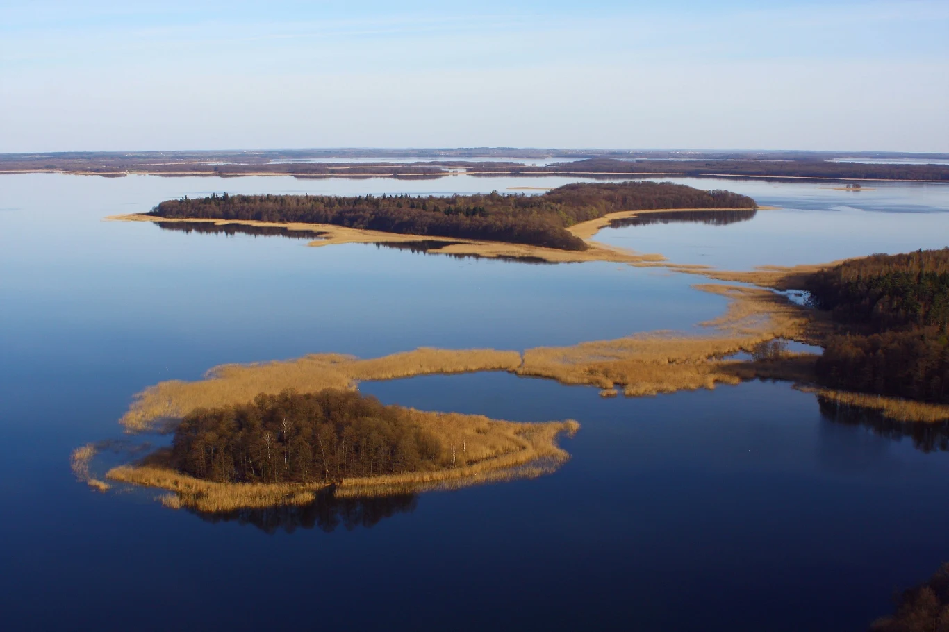 Na mazurskich jeziorach mieści się wiele interesujących wysp. Wśród nich z pewnością należy wymienić wyspę Upałty.