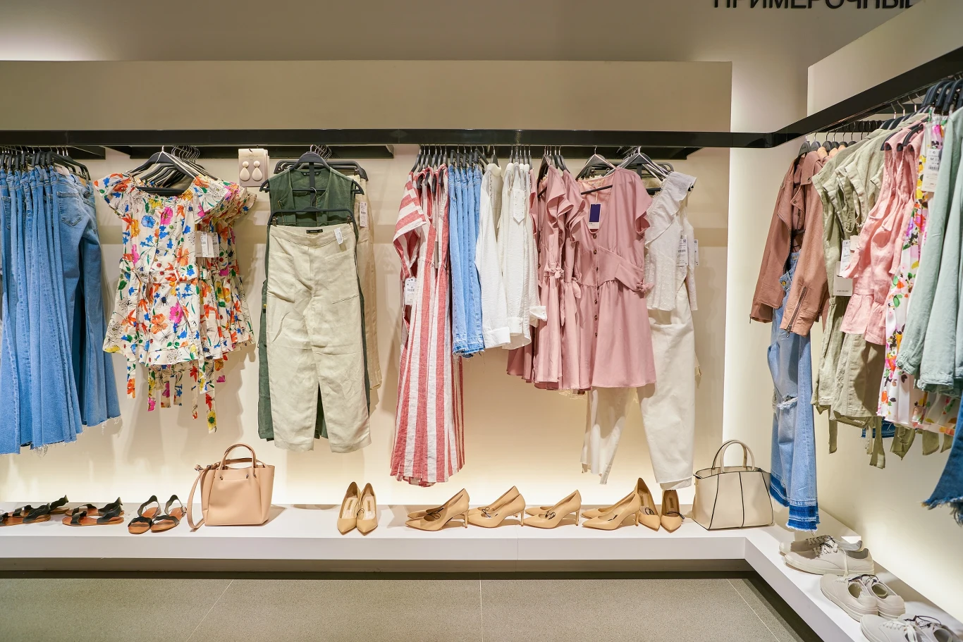 W wielu sklepach zaczęły się letnie wyprzedaże W wielu sklepach zaczęły się letnie wyprzedaże