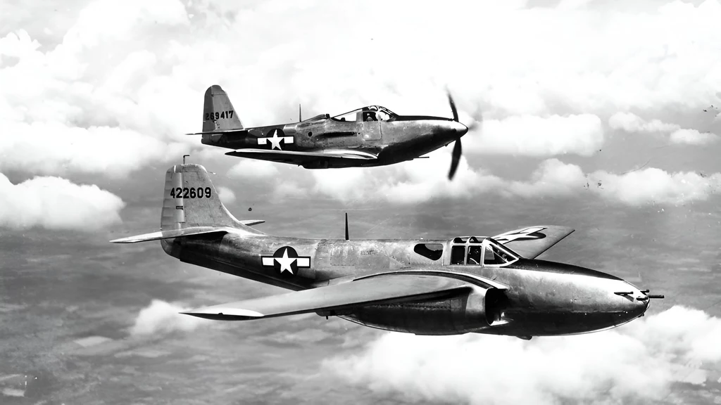 P-59 Airacomet w trakcie lotu z samolotem P-63 Kingcobra