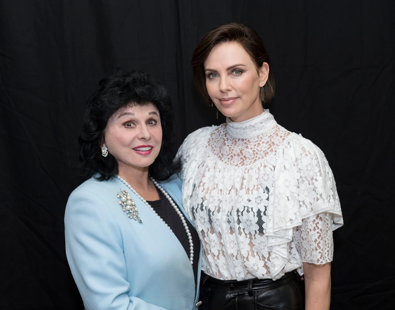 Yola Czaderska-Hayek i Charlize Theron