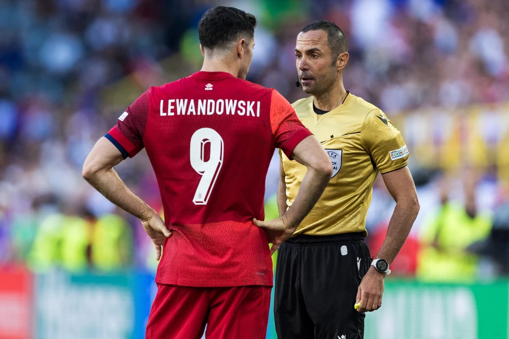Robert Lewandowski w pogawędce z sędzią głównym meczu z Francją Robert Lewandowski w pogawędce z sędzią głównym meczu z Francją