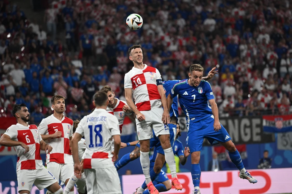 Ivan Perišić (biało-czerwona koszulka, w wyskoku) to jeden z weteranów reprezentacji Chorwacji Ivan Perišić (biało-czerwona koszulka, w wyskoku) to jeden z weteranów reprezentacji Chorwacji
