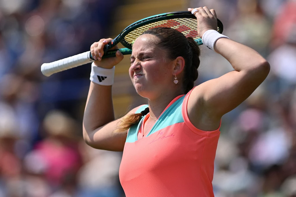 Jelena Ostapenko zaliczyła ogromną wpadkę podczas turnieju Eastbourne WTA Jelena Ostapenko zaliczyła ogromną wpadkę podczas turnieju Eastbourne WTA