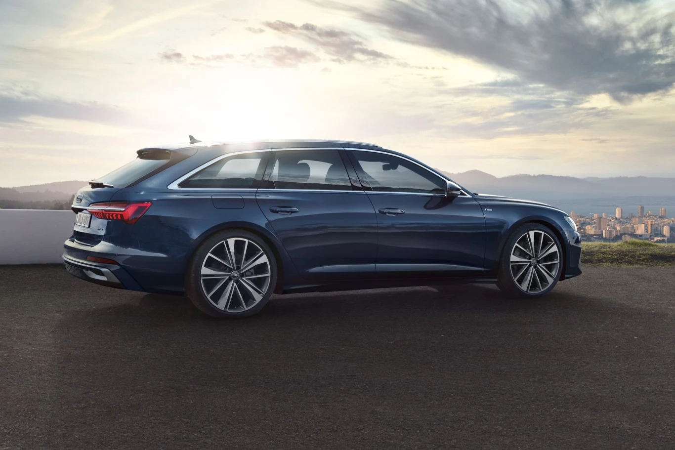 Audi A6 Avant jest dłuższe i wyższe od Arteona Shooting Brake. Charakteryzuje się także większym rozstawem osi.