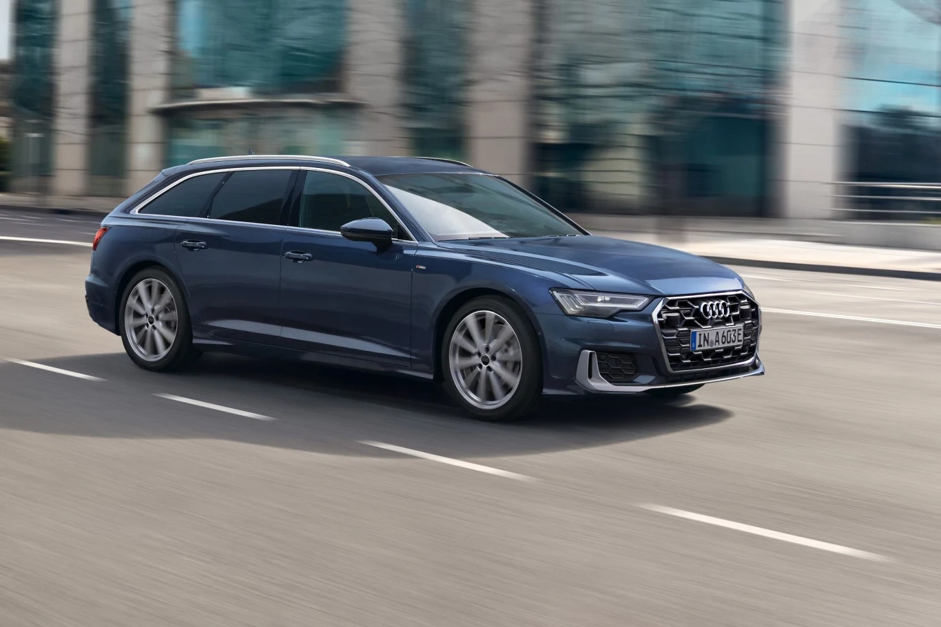 Obiektywnie oba auta prezentują się bardzo dobrze, ale według mnie z przodu Volkswagen Arteon wygląda bardziej zadziornie i dzięki temu nieznacznie wygrywa.