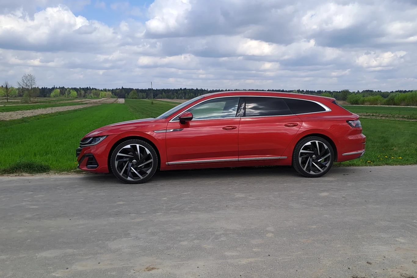 Volkswagen Arteon Shooting Brake, choć teoretycznie plasuje się powyżej Passata, to jest mniejszy od jego najnowszej generacji.