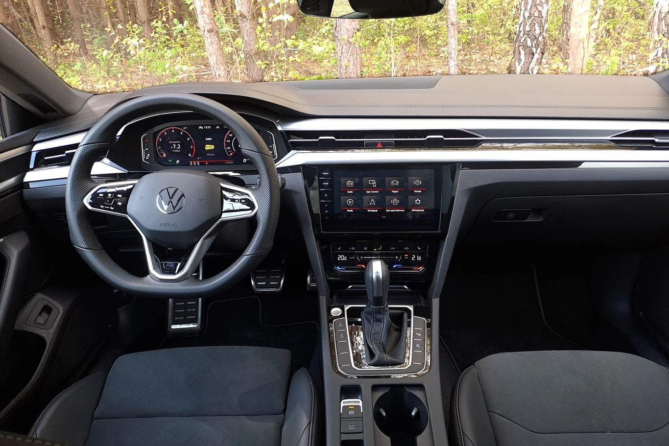 Wewnątrz Volkswagen Arteon Shooting Brake nie wygląda już tak prestiżowo, jak na zewnątrz. W środku jest jak w Golfie przed liftingiem.