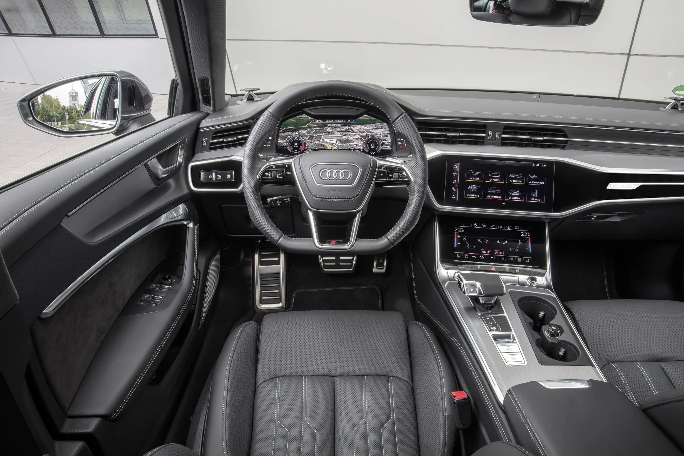 Wnętrze Audi A6 Avant wygląda bardziej prestiżowo. Niestety tu również nie jest idealnie - minus stanowi dotykowy ekran do obsługi klimatyzacji.