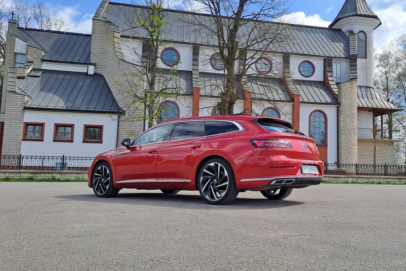 Za wprawianie tego egzemplarza Arteona Shooting Brake odpowiada silnik benzynowy o mocy 190 KM. Jest to podstawowa jednostka napędowa w tym modelu.