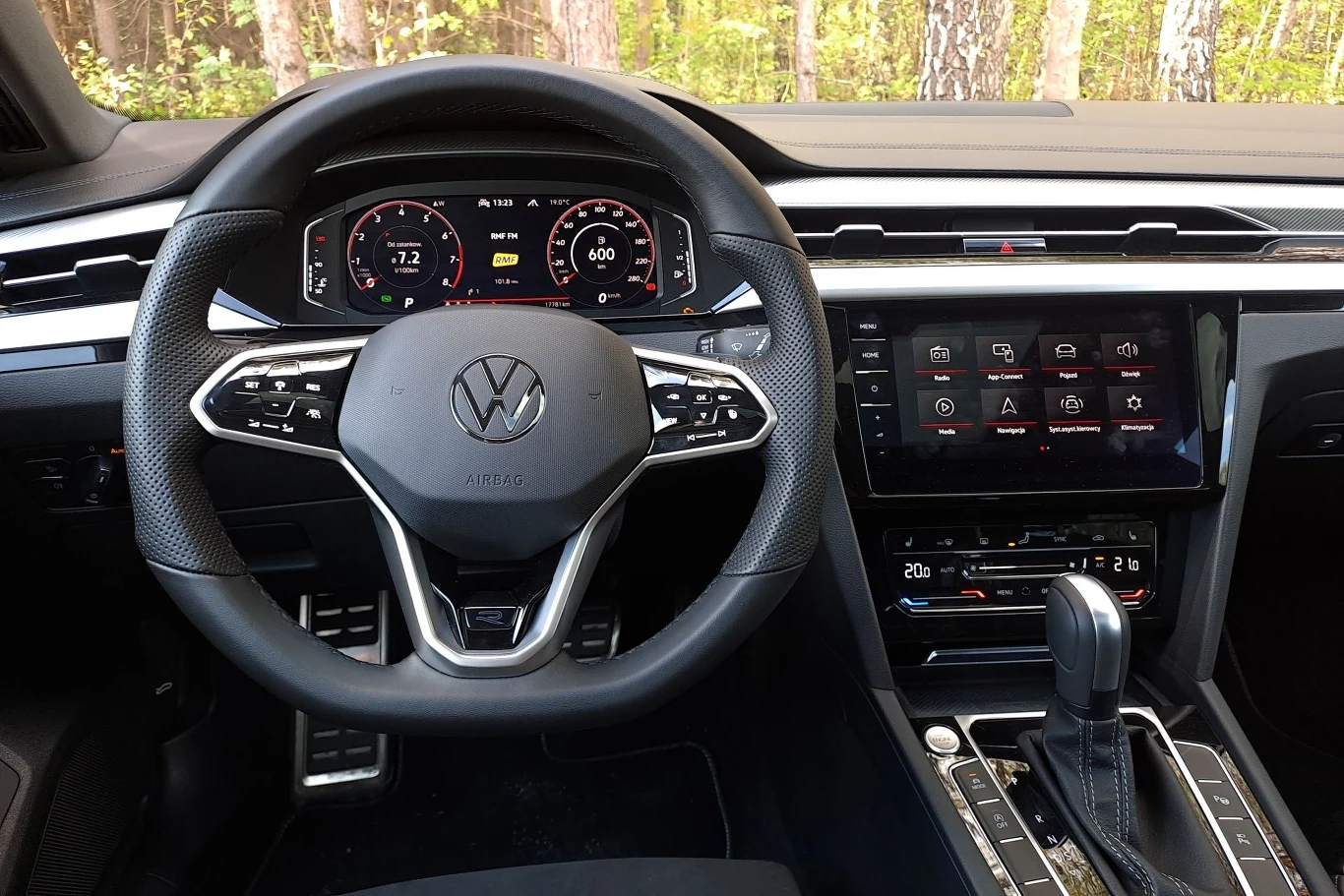 Jednym z minusów we wnętrzu Volkswagena Arteona jest to, że do obsługi klimatyzacji służą dotykowe suwaki.